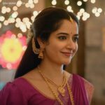 Ashika Ranganath Instagram - Varalu’s a vision of elegance and grace, captivating hearts everywhere she goes. 😍✨ #NaaSaamiRanga Streaming now in Telugu Tamil and Kannada. #NaaSaamiRangaonHotstar #NagarjunaAkkineni @allari_naresh @mmkeeravaani @vijaybinni @rajtarunn @ashika_rangnath @mirnaaofficial @rukshardhillon12 @srinivasaachitturi @srinivasaasilverscreenoffl @chotakprasad @Shivasara_ @boselyricist @dasaradhi_sivendra_ @actorshabeer @designid_sudhir @thisisputta