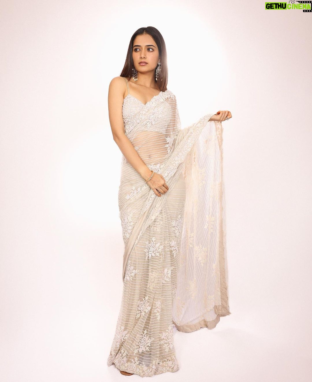 Ashika Ranganath Instagram - For the success meet of #Naasaamiranga Shot by @pranav.foto Styling @manogna_gollapudi Saree @shavetaandanuj Make up & hair @beautyby_chaitanyareddy Jewellery @petalsbyswathi Asst @the_k_style_ Hyderabad
