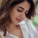Ashika Ranganath Instagram - My white affair stronger than what you think it is 😉... it’s a full-on romance between me and white 🤍👻 @sandeep.mv love loveeeee this seriessss 📸