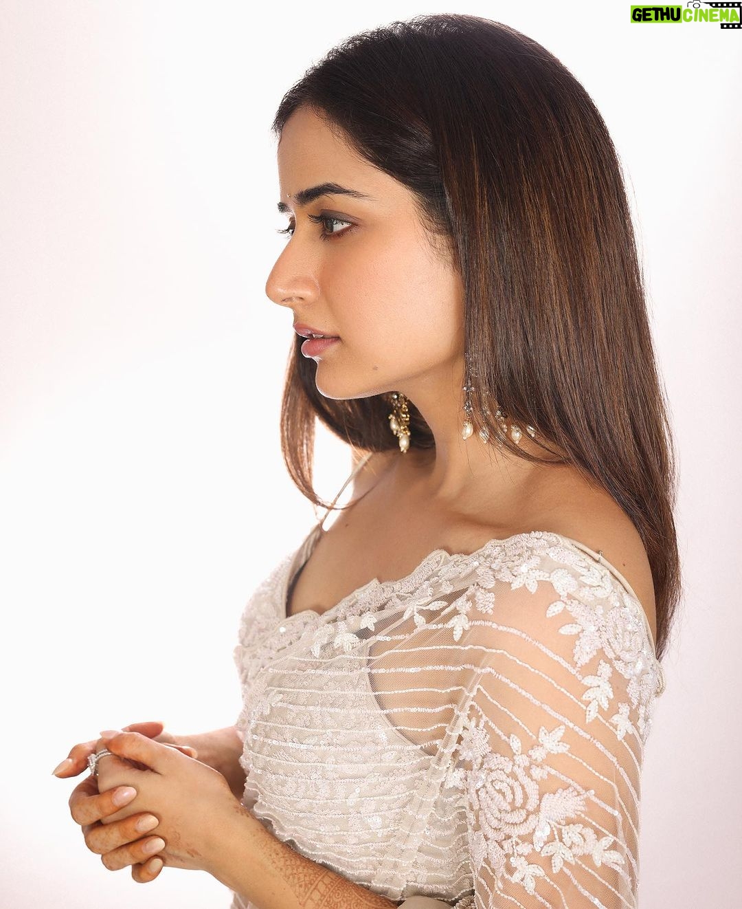 Ashika Ranganath Instagram - For the success meet of #Naasaamiranga Shot by @pranav.foto Styling @manogna_gollapudi Saree @shavetaandanuj Make up & hair @beautyby_chaitanyareddy Jewellery @petalsbyswathi Asst @the_k_style_ Hyderabad