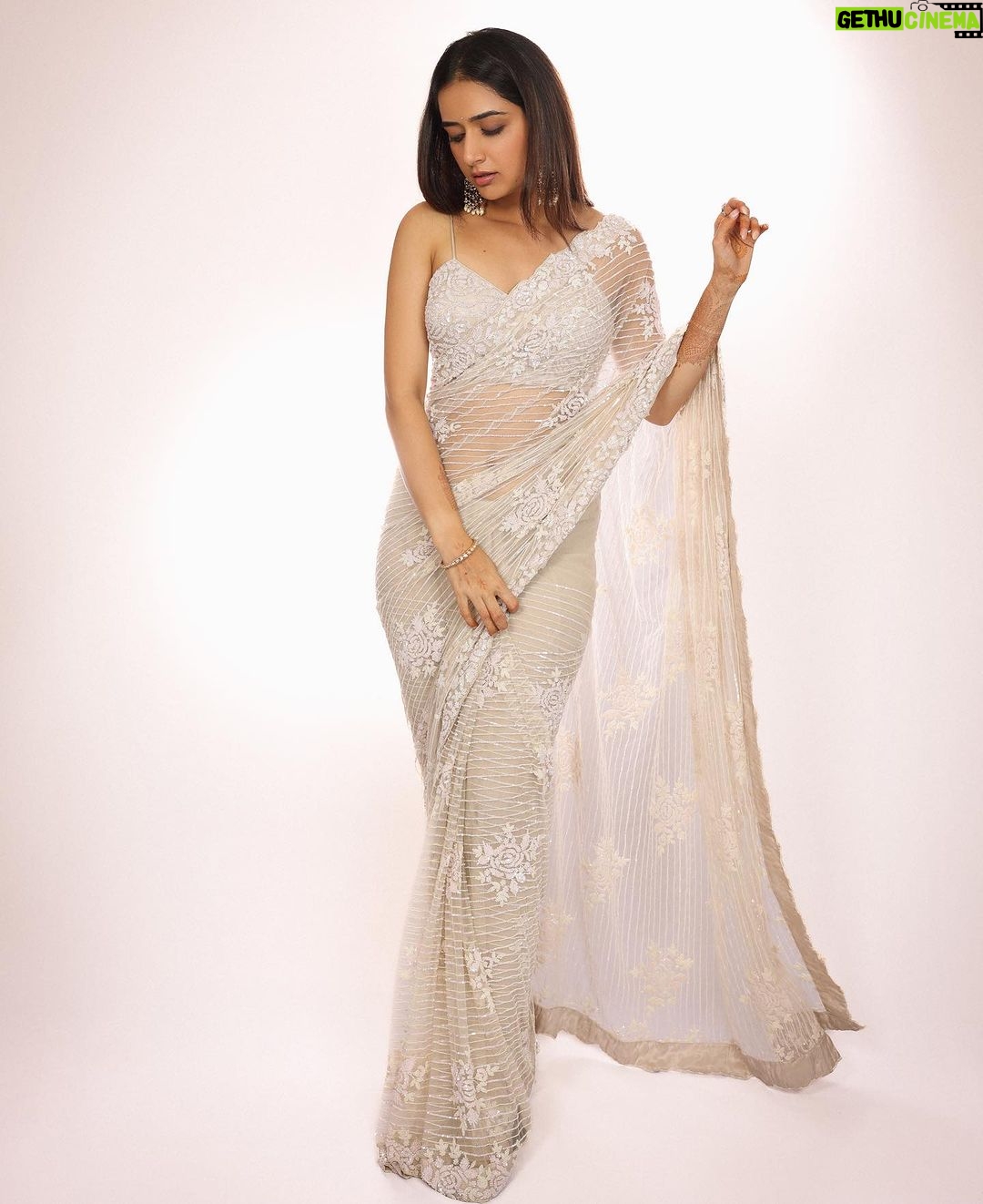 Ashika Ranganath Instagram - For the success meet of #Naasaamiranga Shot by @pranav.foto Styling @manogna_gollapudi Saree @shavetaandanuj Make up & hair @beautyby_chaitanyareddy Jewellery @petalsbyswathi Asst @the_k_style_ Hyderabad