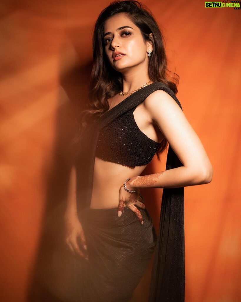 Ashika Ranganath Instagram - Sangeeth look 🖤 Beautiful customised Outfit by @anyracouture I swear by their western looks, styling- myself 👻🖤 Accessories by @abarantimelessjewellery Make up @shivugowda2011 hair @paramesh_hairstylist Shot by one more favourite @vasukikarkone 📸