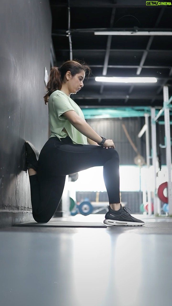 Ashika Ranganath Instagram - From glam to grind: Back in action! ♥️🙈 Nothing like my trainer @nammaxak ‘s ‘gentle’ reminders of what a ‘good session’ really means. 😅💪 Missed these intense workouts! @nammatraining 🙌🏻🫶🏻
