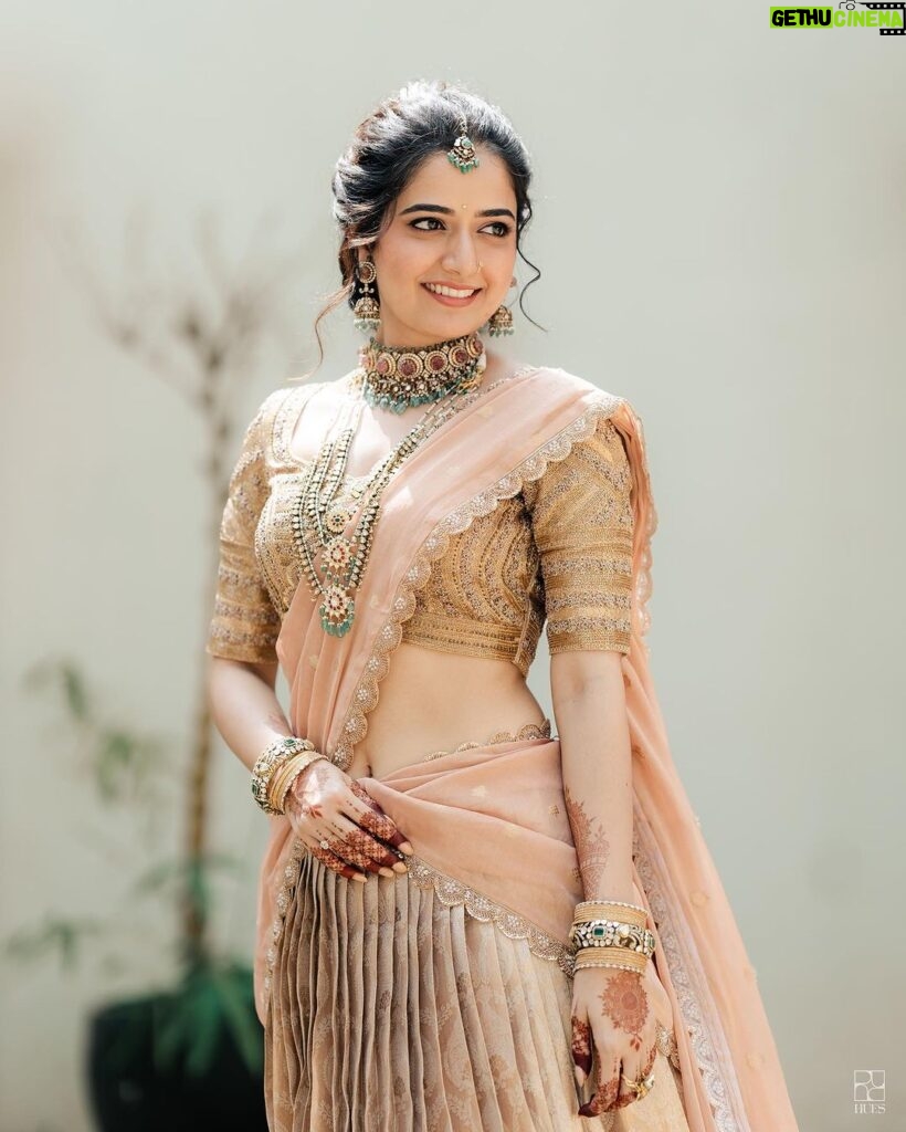 Ashika Ranganath Instagram - Akkana maduve 🤍 Team behind this amazing look 🤍 Amidst my busy shoot schedule & promotions, hardly had any time to arrange the wedding looks… huge shoutout to the entire team for helping me put up this beautiful look! Super gorgeous outfit by @angalakruthi Styled by our very own sweetheart @varshini_janakiram @stilerush_by_varshinijanakiram Beautiful jewellery @navrathan1954 Subtle & natural make up look @abhilasha_kulkarni All time favourite hairstylist @paramesh_hairstylist Shot by the amazingly talented & sweet @huesbyartopia Beautiful decor @vistaraevents V Vistara