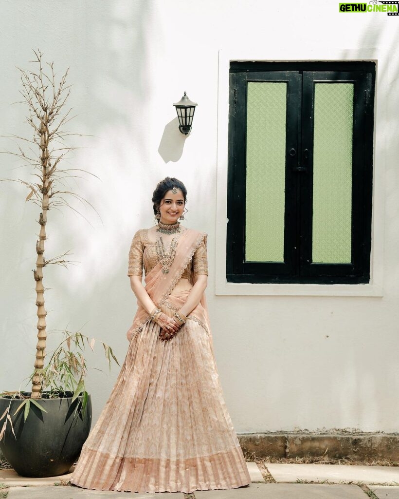 Ashika Ranganath Instagram - Akkana maduve 🤍 Team behind this amazing look 🤍 Amidst my busy shoot schedule & promotions, hardly had any time to arrange the wedding looks… huge shoutout to the entire team for helping me put up this beautiful look! Super gorgeous outfit by @angalakruthi Styled by our very own sweetheart @varshini_janakiram @stilerush_by_varshinijanakiram Beautiful jewellery @navrathan1954 Subtle & natural make up look @abhilasha_kulkarni All time favourite hairstylist @paramesh_hairstylist Shot by the amazingly talented & sweet @huesbyartopia Beautiful decor @vistaraevents V Vistara