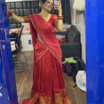 Ashika Ranganath Instagram - Trying to fit all of Varaalu’s swag into an Instagram carousel like... 📸 When 10 pictures aren’t enough to describe varaalu ♥️ Huge shoutout to @neeraja.kona and the styling squad & my staff @paramesh_hairstylist @shivugowda2011 @mr_jey005 @makeuphairbyrahul for the endless efforts to make me look great ✨ Of course, My favourites @dasaradhi_sivendra_ & @vijaybinni for making me look the best till date 🥹♥️ Also, comment your favourite one ♥️ #naasaamiranga 🔥♥️