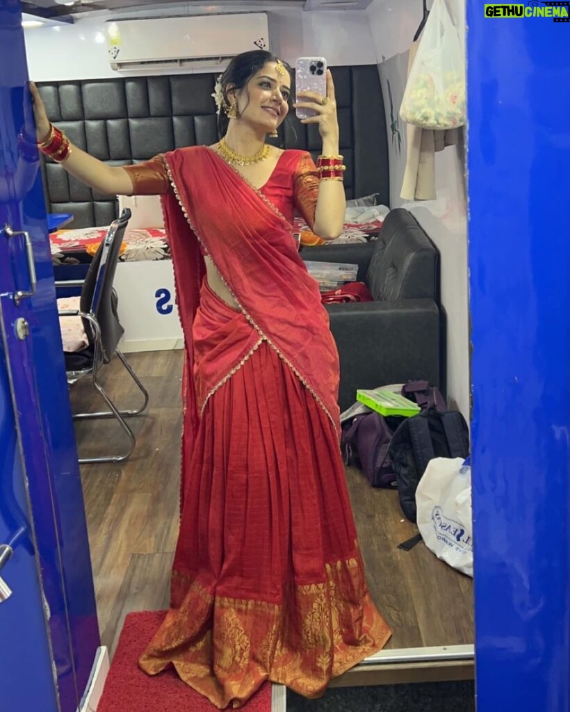 Ashika Ranganath Instagram - Trying to fit all of Varaalu’s swag into an Instagram carousel like... 📸 When 10 pictures aren’t enough to describe varaalu ♥ Huge shoutout to @neeraja.kona and the styling squad & my staff @paramesh_hairstylist @shivugowda2011 @mr_jey005 @makeuphairbyrahul for the endless efforts to make me look great ✨ Of course, My favourites @dasaradhi_sivendra_ & @vijaybinni for making me look the best till date 🥹♥ Also, comment your favourite one ♥ #naasaamiranga 🔥♥