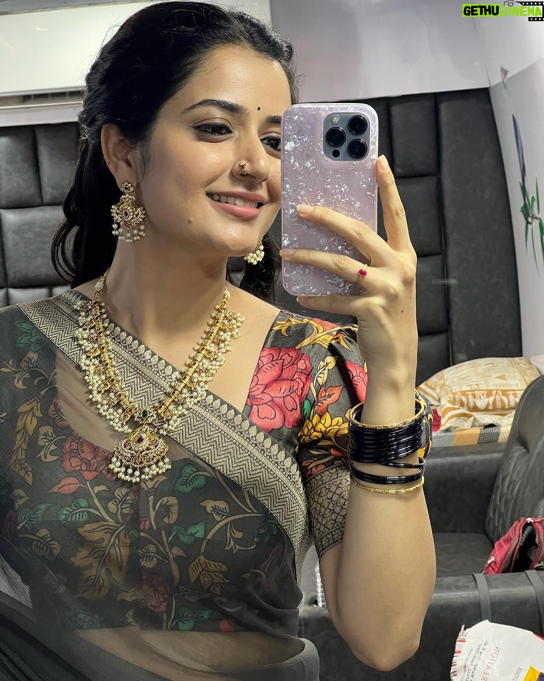 Ashika Ranganath Instagram - Trying to fit all of Varaalu’s swag into an Instagram carousel like... 📸 When 10 pictures aren’t enough to describe varaalu ♥️ Huge shoutout to @neeraja.kona and the styling squad & my staff @paramesh_hairstylist @shivugowda2011 @mr_jey005 @makeuphairbyrahul for the endless efforts to make me look great ✨ Of course, My favourites @dasaradhi_sivendra_ & @vijaybinni for making me look the best till date 🥹♥️ Also, comment your favourite one ♥️ #naasaamiranga 🔥♥️