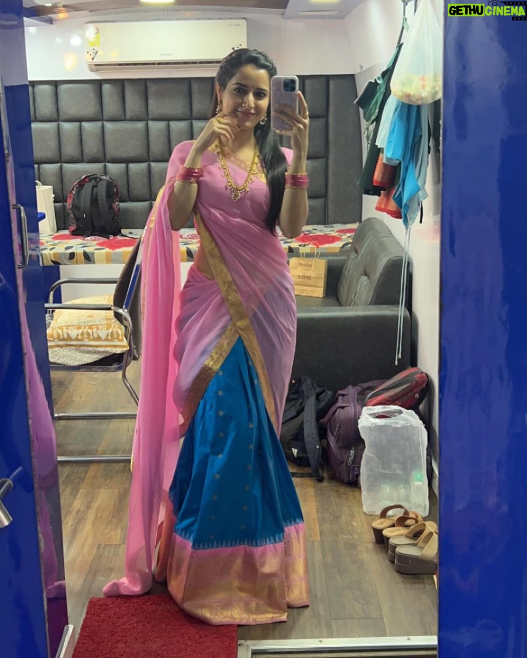 Ashika Ranganath Instagram - Trying to fit all of Varaalu’s swag into an Instagram carousel like... 📸 When 10 pictures aren’t enough to describe varaalu ♥️ Huge shoutout to @neeraja.kona and the styling squad & my staff @paramesh_hairstylist @shivugowda2011 @mr_jey005 @makeuphairbyrahul for the endless efforts to make me look great ✨ Of course, My favourites @dasaradhi_sivendra_ & @vijaybinni for making me look the best till date 🥹♥️ Also, comment your favourite one ♥️ #naasaamiranga 🔥♥️