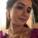Ashika Ranganath Instagram - Trying to fit all of Varaalu’s swag into an Instagram carousel like... 📸 When 10 pictures aren’t enough to describe varaalu ♥️ Huge shoutout to @neeraja.kona and the styling squad & my staff @paramesh_hairstylist @shivugowda2011 @mr_jey005 @makeuphairbyrahul for the endless efforts to make me look great ✨ Of course, My favourites @dasaradhi_sivendra_ & @vijaybinni for making me look the best till date 🥹♥️ Also, comment your favourite one ♥️ #naasaamiranga 🔥♥️