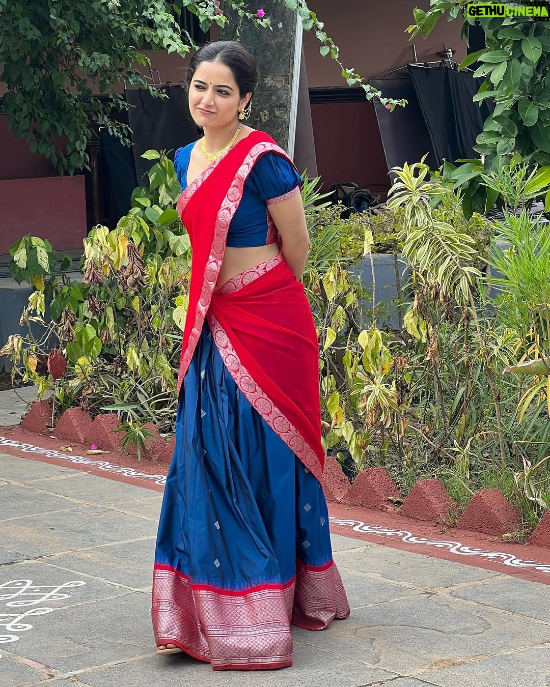 Ashika Ranganath Instagram - Trying to fit all of Varaalu’s swag into an Instagram carousel like... 📸 When 10 pictures aren’t enough to describe varaalu ♥️ Huge shoutout to @neeraja.kona and the styling squad & my staff @paramesh_hairstylist @shivugowda2011 @mr_jey005 @makeuphairbyrahul for the endless efforts to make me look great ✨ Of course, My favourites @dasaradhi_sivendra_ & @vijaybinni for making me look the best till date 🥹♥️ Also, comment your favourite one ♥️ #naasaamiranga 🔥♥️