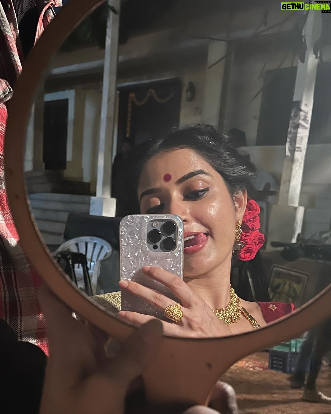 Ashika Ranganath Instagram - Trying to fit all of Varaalu’s swag into an Instagram carousel like... 📸 When 10 pictures aren’t enough to describe varaalu ♥️ Huge shoutout to @neeraja.kona and the styling squad & my staff @paramesh_hairstylist @shivugowda2011 @mr_jey005 @makeuphairbyrahul for the endless efforts to make me look great ✨ Of course, My favourites @dasaradhi_sivendra_ & @vijaybinni for making me look the best till date 🥹♥️ Also, comment your favourite one ♥️ #naasaamiranga 🔥♥️