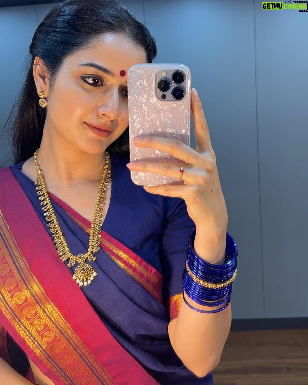 Ashika Ranganath Instagram - Trying to fit all of Varaalu’s swag into an Instagram carousel like... 📸 When 10 pictures aren’t enough to describe varaalu ♥️ Huge shoutout to @neeraja.kona and the styling squad & my staff @paramesh_hairstylist @shivugowda2011 @mr_jey005 @makeuphairbyrahul for the endless efforts to make me look great ✨ Of course, My favourites @dasaradhi_sivendra_ & @vijaybinni for making me look the best till date 🥹♥️ Also, comment your favourite one ♥️ #naasaamiranga 🔥♥️