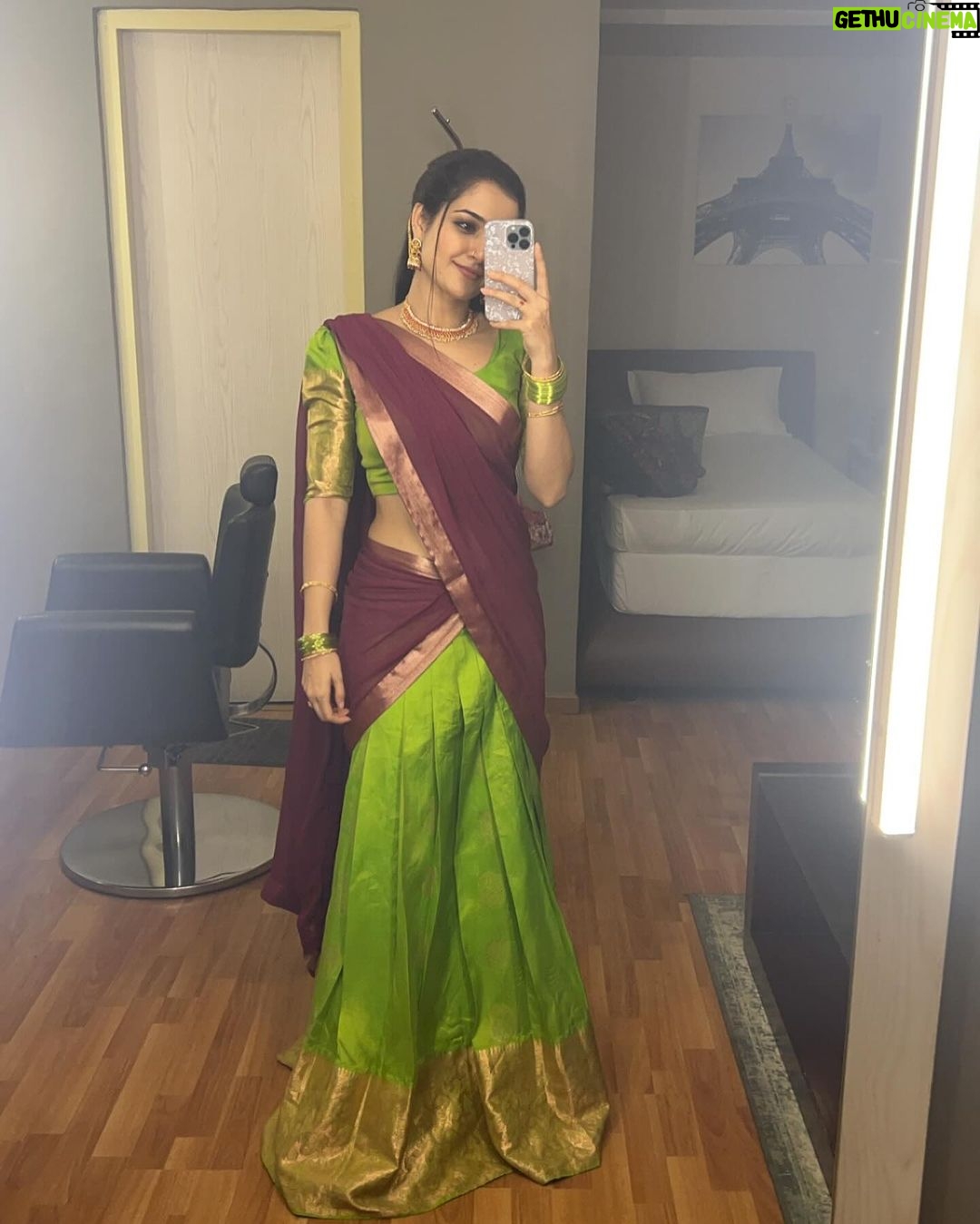 Ashika Ranganath Instagram - Trying to fit all of Varaalu’s swag into an Instagram carousel like... 📸 When 10 pictures aren’t enough to describe varaalu ♥️ Huge shoutout to @neeraja.kona and the styling squad & my staff @paramesh_hairstylist @shivugowda2011 @mr_jey005 @makeuphairbyrahul for the endless efforts to make me look great ✨ Of course, My favourites @dasaradhi_sivendra_ & @vijaybinni for making me look the best till date 🥹♥️ Also, comment your favourite one ♥️ #naasaamiranga 🔥♥️