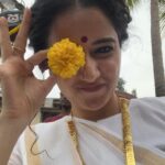 Ashika Ranganath Instagram - Trying to fit all of Varaalu’s swag into an Instagram carousel like... 📸 When 10 pictures aren’t enough to describe varaalu ♥️ Huge shoutout to @neeraja.kona and the styling squad & my staff @paramesh_hairstylist @shivugowda2011 @mr_jey005 @makeuphairbyrahul for the endless efforts to make me look great ✨ Of course, My favourites @dasaradhi_sivendra_ & @vijaybinni for making me look the best till date 🥹♥️ Also, comment your favourite one ♥️ #naasaamiranga 🔥♥️