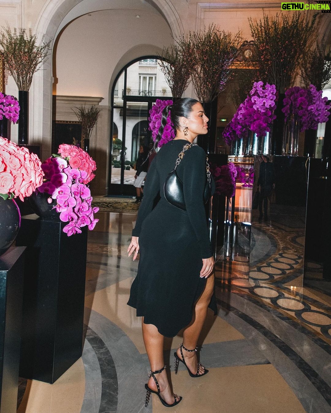 Ashley Graham Instagram - ▶️: Paris Fashion Week @fsgeorgevparis — Gorgeous show @ibkamara @off____white 🤍 Four Seasons Hotel George V Paris
