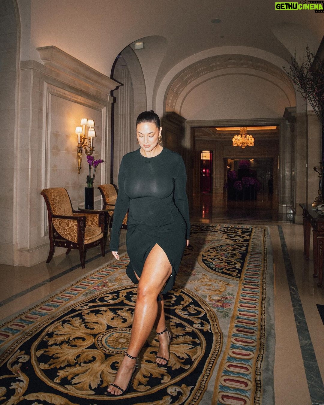 Ashley Graham Instagram - ▶️: Paris Fashion Week @fsgeorgevparis — Gorgeous show @ibkamara @off____white 🤍 Four Seasons Hotel George V Paris