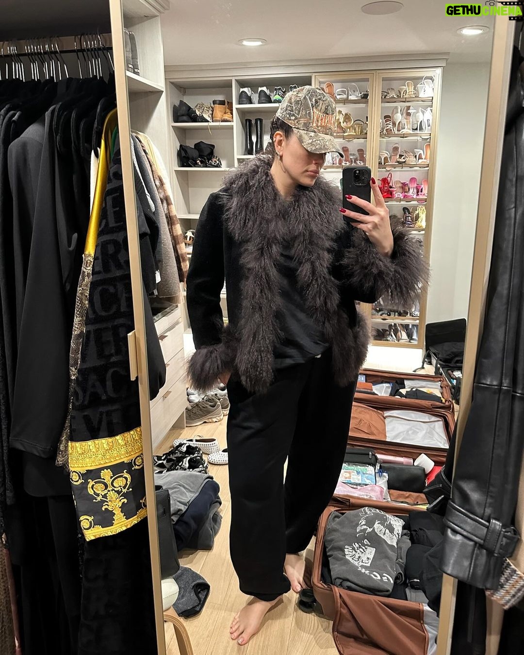 Ashley Graham Instagram - went home for 48 hours 🔋