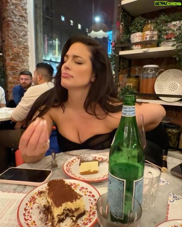 Ashley Graham Instagram - dolce after dark 🪩 Milan, Italy