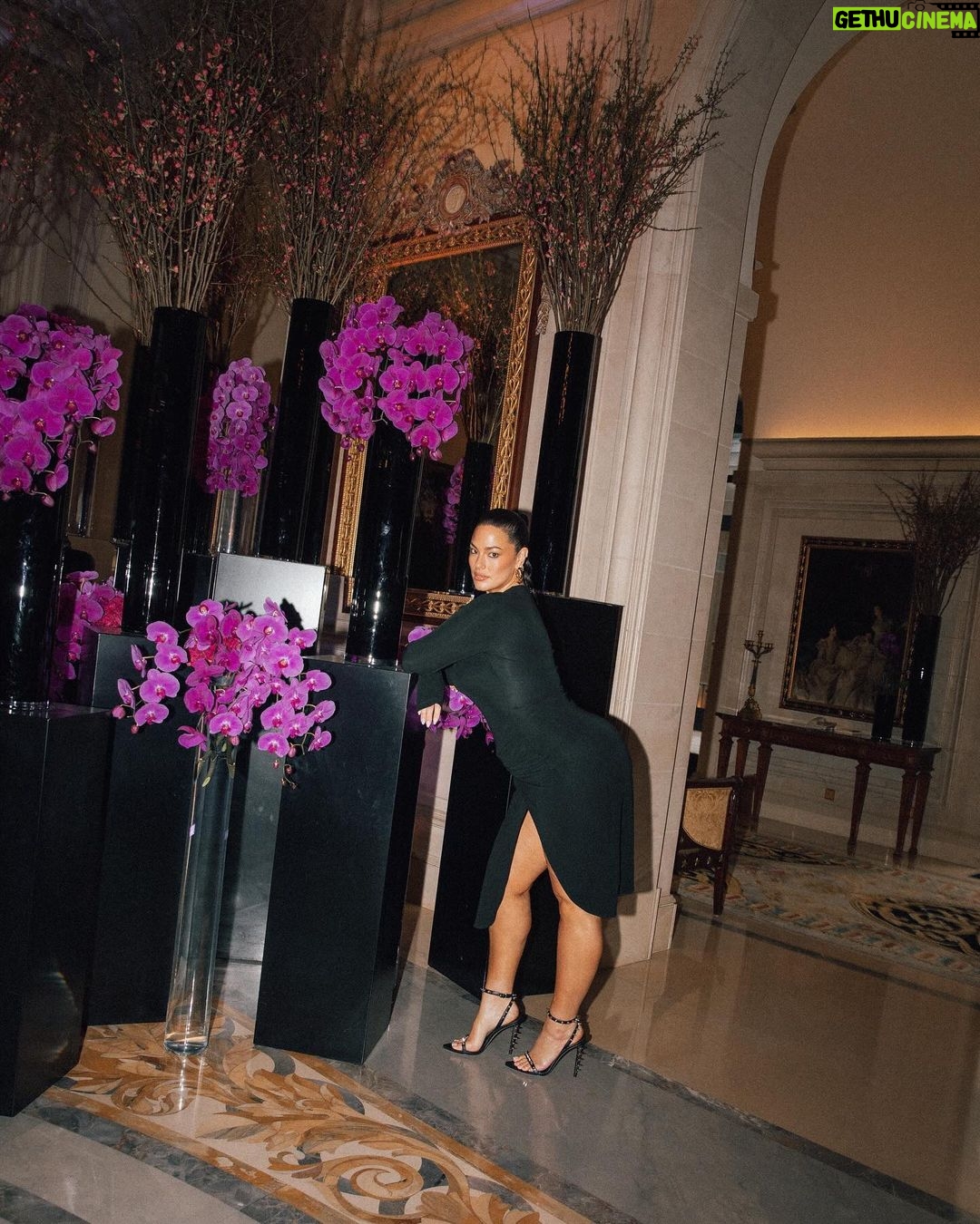 Ashley Graham Instagram - ▶️: Paris Fashion Week @fsgeorgevparis — Gorgeous show @ibkamara @off____white 🤍 Four Seasons Hotel George V Paris