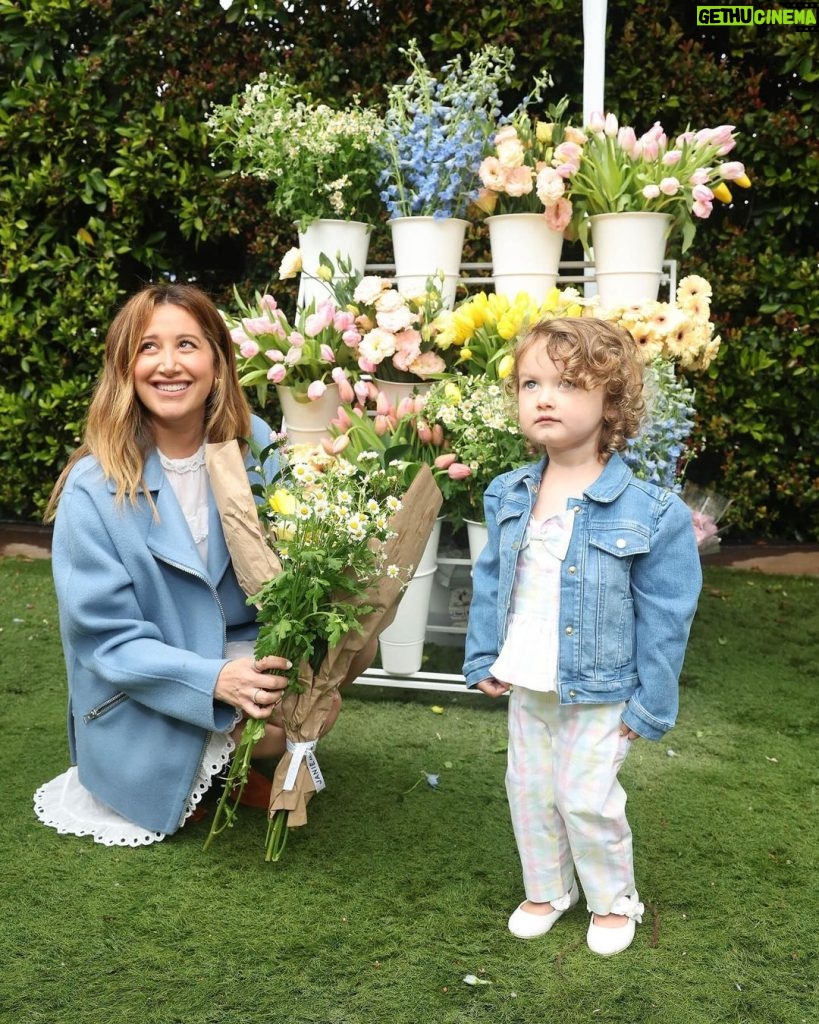 Ashley Tisdale Instagram - Moments from @janieandjack’s Spring Garden Party 💐 Juju and I had so much fun hosting the event to celebrate Janie and Jack’s new Spring collection. We met some bunnies, made flower bouquets, decorated birdhouses, and got so many ideas for the cutest outfits for any Spring occasion! #JanieandJackPartner #JanieandJackLove