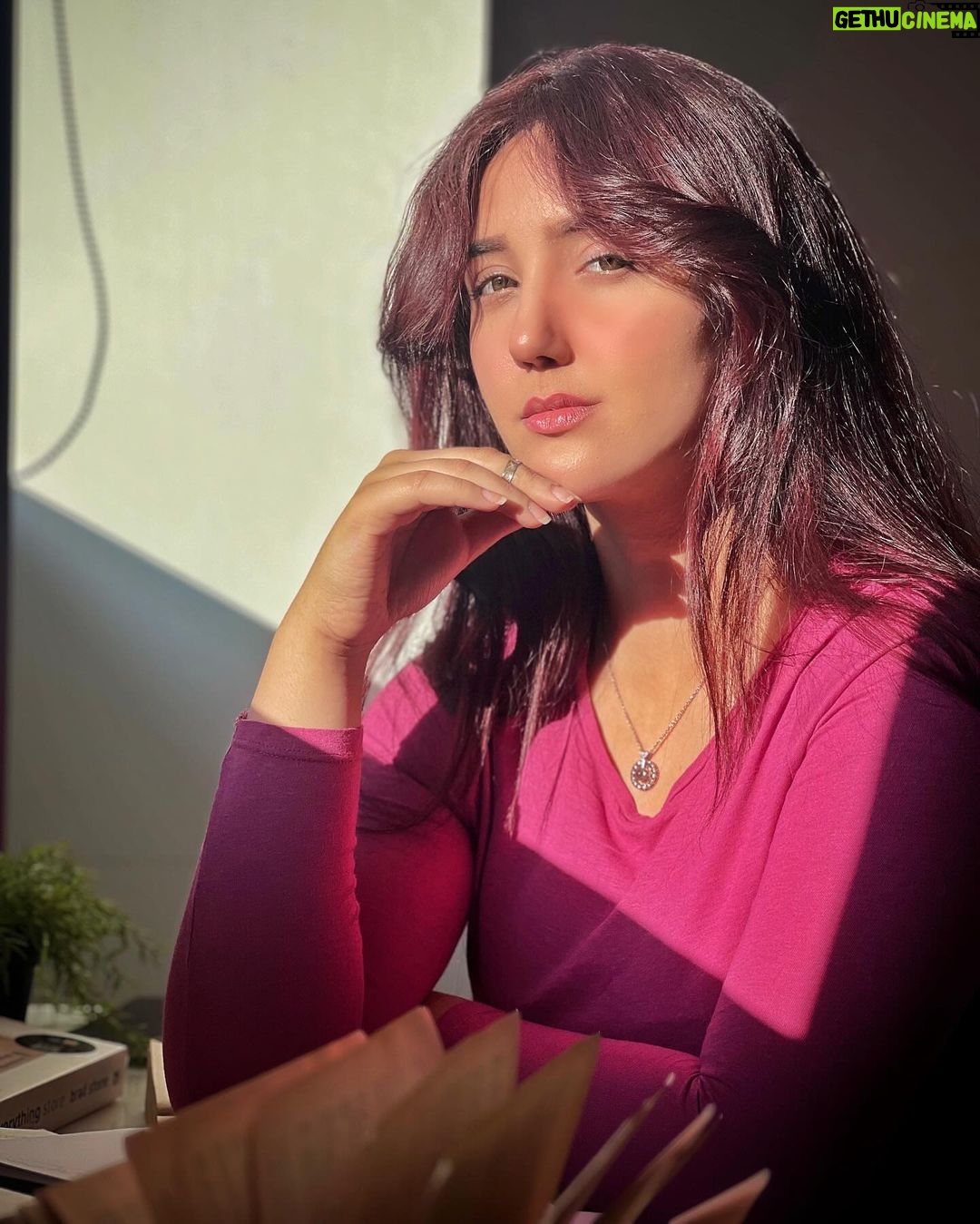 Ashnoor Kaur Instagram - La grâce du silence🎀🪞✨