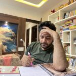 Ashok H Choudhury Instagram - 👆This Man #Trapped In #Freedom - and Seeking For #Wisdom पर लिखने तक 😹 स्वयं को #Trapped होने से बचाए - यहां ट्रेप होने का अर्थ है अपनी महत्वाकांक्षाओं (Ambitation) ओर इच्छाओं, आदि का एक जाल बुनना,फिर उसकी प्राप्ति हेतु अपना समय और पूरी जीवन ऊर्जा ख़र्च कर देना और अंततः उसमें पूरा जीवन फँसकर रह जाना ओर एक दिन मर जाना ।शिक्षक ,वकील , डॉक्टर,नौकरीपेशा,व्यापारी , गायक,चित्रकार,लेखक,कवि , अभिनेता कोई भी प्रतिभावान व्यक्ति अपने आसपास एक बंधन निर्मित कर पूरा जीवन मैं मैं करके एक छोटे से दायरे में अपने आप को सीमित कर लेते है । जैसे एक लेखक या कवि किताबें पढ़ने ,छपवाने ,मंचों ,समारोहों में जाने अवार्ड पाने के जंजाल में फँसकर रह जाता है ! पर जो खो जाता है ,वह है जीवन की अनंत संभावनाएं, अनंत विस्तृत संसार ओर प्रकृति से परिचय ,बेशुमार वैविध्यपूर्ण अनुभवों का अथाह भंडार ,जीवन के रहस्य और पहेली को सुलझा पाने का मौक़ा ! जीवन में जितना आप ट्रैप होंगे उतने ही आर्टिफ़िशल,डल,बोरिंग, चिड़चिड़े होते जाएँगे।देखो तो आपके आनंदित होने के ढंग में भी बंधे बंधाए हैं मसलन,शराब , दावत ,डांस,सेक्स न्यूज़ ,सोसियल मीडिया के कॉमेंट्स ,लाइक आदि आदि ।तॊ भी जानिए कि आप ट्रैप्ड ही हैं ! जबकि इन सोसियल मीडिया प्लैट्फ़ॉर्म से ही आपको वह नोलेज या मोटिवेशन भी मिल सकता है जो आपको आपके अंदर की अनंत सम्भावनाओं से मिला सकता है।बशर्ते आप अपने माइंडसेट को ओपन रखें जीवन में नया सीखने,सुनने,अनुभव करने के लिए अपने आपको ओपन रखें।वर्ना भोजन नींद सेक्स तो जानवर भी करते है।मैं यहाँ उपरोक्त किसी को भी ग़लत नहीं बता रहा हूँ बस इन सब में बंधकर ही ना रह जाएँ । तॊ मॉरल ऑफ़ द स्टोरी यह है कि चीज़ों को छोड़ना सीखें ! एक ही जैसा #रोबोटिक जीवन रोज़ रोज़ न जिएं , स्वयं को चुनौती दें , समाज देश व मानवता के कल्याण कीं दिशा में भी सोचें ,नए लोगों से मिले,अनासक्त ,निष्काम कर्म करते हुए नए-नए अनुभवों से गुजरें ,थोड़े से धन के लालच, अहंकार ,वाही वाही या लोग क्या सोचेंगे के पीछे अपनी अनंत संभावनाओं को न गंवाएं । मनुष्य जीवन मिलना मुश्किल है ओर आपके पास समय कम है इसलिए कभी अकेले में बैठकर सोचें की आप क्या सोचते है आपकी आत्मा का भोजन क्या है ? जीवन क्या है ?मैं कौन हूँ ? कहाँ से आया हूँ? कहा जाऊँगा ?मुझे यहाँ क्या अनुभव करने चाहिए ।खुद को ट्रैप होने से बचायें फ़िक्स माइंडसेट कीं बजाए खुले मन से जीवन को समझें ओर चेतना (Consciousness ) की उच्चतम अवस्था को प्राप्त करें व अपने जीवन को सफल बनायें 😇💐#themissionpositibeworld