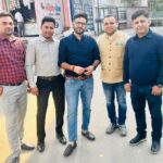 Ashok H Choudhury Instagram - अक्सर हम हार-जीत, सक्सेस और फेलियर के बीच इस तरह से फंस जाते हैं कि भूल जाते हैं कि जिंदगी में सबसे जरूरी होती है 'जिंदगी'...और उसमे दोस्तों का बड़ा रोल होता है ,अपने दिल के भावों को आप खुल के Express कर पाते है । Friendship is the purest love. It is the highest form of Love where nothing is asked for, no condition, where one simply enjoys giving. you can tag if you find photo in gallery 🤝😇 #Happynewyear #waahzindagi #friends #godblessall @paragchhabra.official @rumystic @pawan.2424 @rajeshchoudhary3422 @aniksharma_ @dibyajyotim1302 @mehrajsbjp