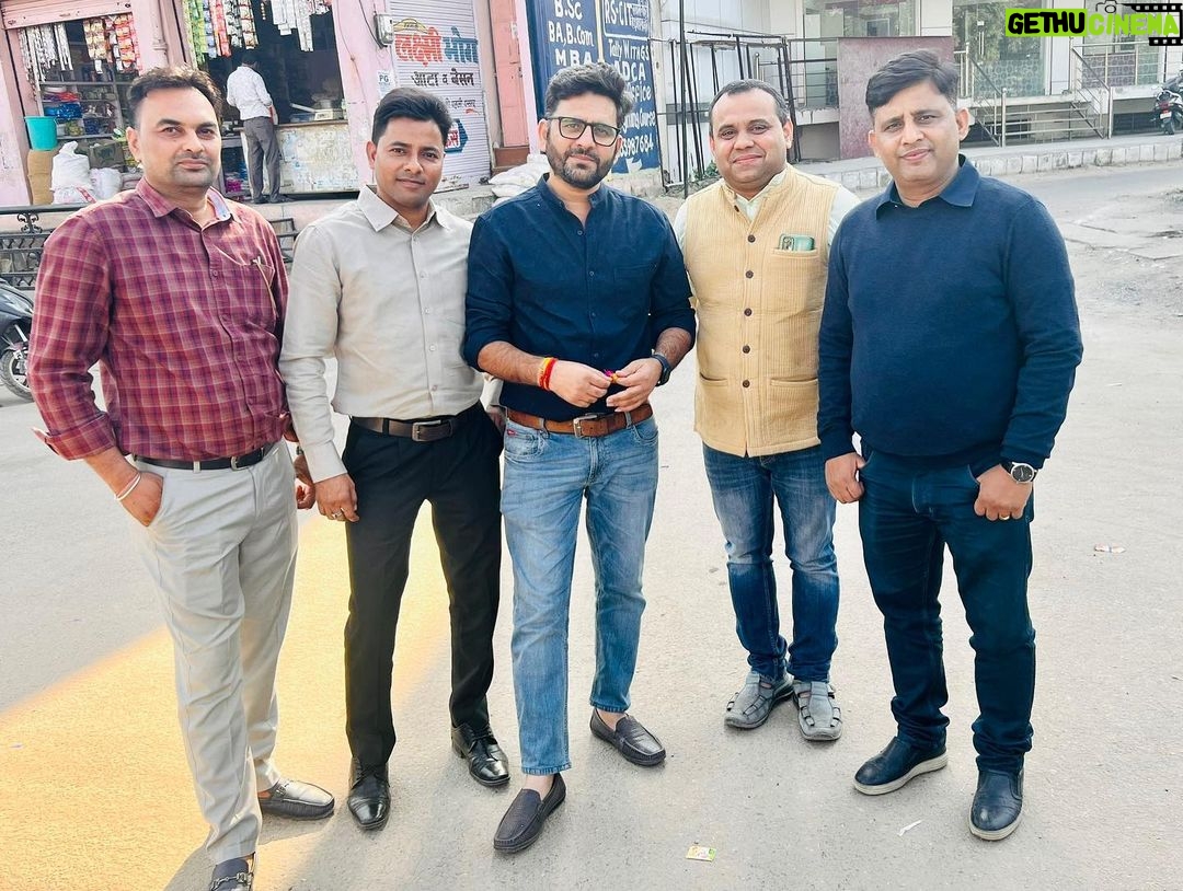 Ashok H Choudhury Instagram - अक्सर हम हार-जीत, सक्सेस और फेलियर के बीच इस तरह से फंस जाते हैं कि भूल जाते हैं कि जिंदगी में सबसे जरूरी होती है 'जिंदगी'...और उसमे दोस्तों का बड़ा रोल होता है ,अपने दिल के भावों को आप खुल के Express कर पाते है । Friendship is the purest love. It is the highest form of Love where nothing is asked for, no condition, where one simply enjoys giving. you can tag if you find photo in gallery 🤝😇 #Happynewyear #waahzindagi #friends #godblessall @paragchhabra.official @rumystic @pawan.2424 @rajeshchoudhary3422 @aniksharma_ @dibyajyotim1302 @mehrajsbjp