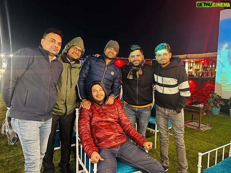 Ashok H Choudhury Instagram - अक्सर हम हार-जीत, सक्सेस और फेलियर के बीच इस तरह से फंस जाते हैं कि भूल जाते हैं कि जिंदगी में सबसे जरूरी होती है 'जिंदगी'...और उसमे दोस्तों का बड़ा रोल होता है ,अपने दिल के भावों को आप खुल के Express कर पाते है । Friendship is the purest love. It is the highest form of Love where nothing is asked for, no condition, where one simply enjoys giving. you can tag if you find photo in gallery 🤝😇 #Happynewyear #waahzindagi #friends #godblessall @paragchhabra.official @rumystic @pawan.2424 @rajeshchoudhary3422 @aniksharma_ @dibyajyotim1302 @mehrajsbjp