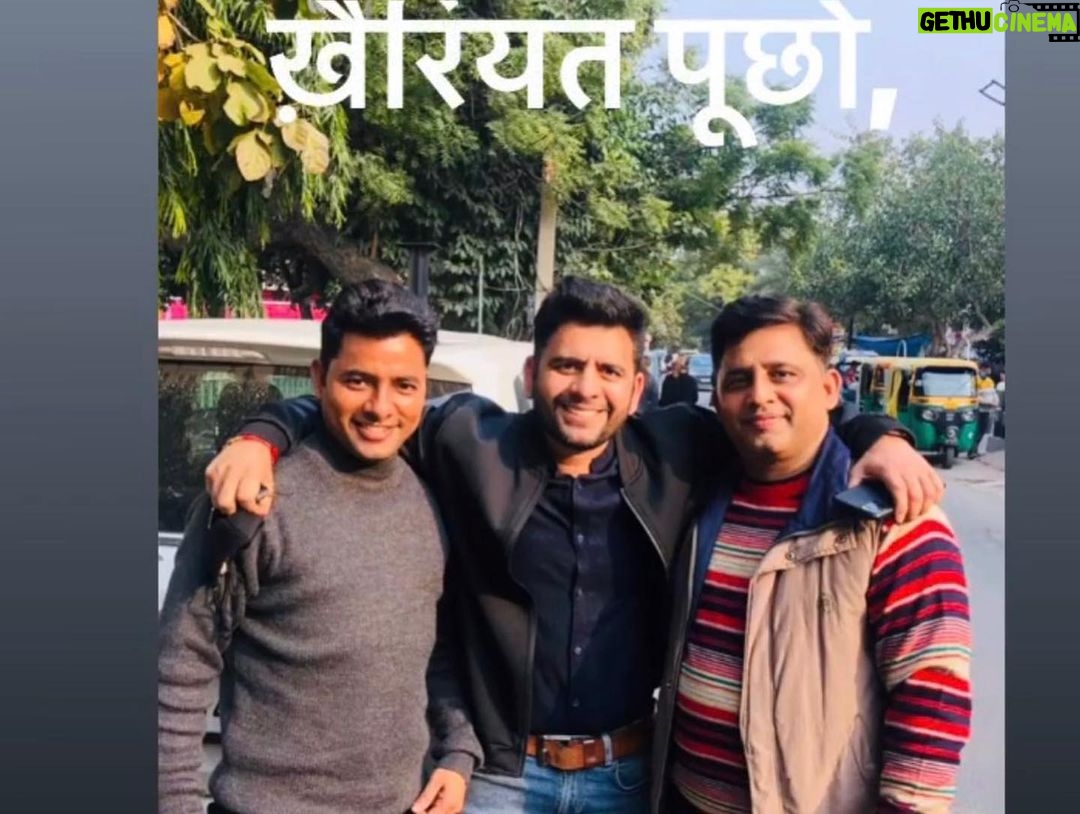 Ashok H Choudhury Instagram - अक्सर हम हार-जीत, सक्सेस और फेलियर के बीच इस तरह से फंस जाते हैं कि भूल जाते हैं कि जिंदगी में सबसे जरूरी होती है 'जिंदगी'...और उसमे दोस्तों का बड़ा रोल होता है ,अपने दिल के भावों को आप खुल के Express कर पाते है । Friendship is the purest love. It is the highest form of Love where nothing is asked for, no condition, where one simply enjoys giving. you can tag if you find photo in gallery 🤝😇 #Happynewyear #waahzindagi #friends #godblessall @paragchhabra.official @rumystic @pawan.2424 @rajeshchoudhary3422 @aniksharma_ @dibyajyotim1302 @mehrajsbjp