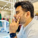 Ashok H Choudhury Instagram - जैसे तिल में तैल है ज्यों चकमक में आग तेरा साँई तुझ में है जाग सके तो जाग जाग सके तो जाग … टूट जरा, बिखर जारा, तपती राहों में निखर जारा बूंद नहीं, घूँट नहीं, तू तो समुंदर है, सबको बता… बह जा रे,बाग़ी झरना बन बहजा रे, मिलना सागर से ,मनमर्जी वो कर जा रे, अखिर तो है मरना बह जा खल खल बह जा… Just as there is oil in sesame seeds, and fire in flint, Your Sai (God) resides within you, awaken if you can, awaken if you can... Shatter a little… Scatter a little.. Amidst the scorching paths, blossom a little. You're not just a drop, you're not just a gulp, you are the ocean, let everyone know... Flow, O rebel stream, flow, become a free river, meet the ocean, follow your desires, In the end, there is death, flow and rustle, flow.." C Right #ShivazzaFilm #upcomingsong #motivation