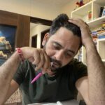 Ashok H Choudhury Instagram - 👆This Man #Trapped In #Freedom - and Seeking For #Wisdom पर लिखने तक 😹 स्वयं को #Trapped होने से बचाए - यहां ट्रेप होने का अर्थ है अपनी महत्वाकांक्षाओं (Ambitation) ओर इच्छाओं, आदि का एक जाल बुनना,फिर उसकी प्राप्ति हेतु अपना समय और पूरी जीवन ऊर्जा ख़र्च कर देना और अंततः उसमें पूरा जीवन फँसकर रह जाना ओर एक दिन मर जाना ।शिक्षक ,वकील , डॉक्टर,नौकरीपेशा,व्यापारी , गायक,चित्रकार,लेखक,कवि , अभिनेता कोई भी प्रतिभावान व्यक्ति अपने आसपास एक बंधन निर्मित कर पूरा जीवन मैं मैं करके एक छोटे से दायरे में अपने आप को सीमित कर लेते है । जैसे एक लेखक या कवि किताबें पढ़ने ,छपवाने ,मंचों ,समारोहों में जाने अवार्ड पाने के जंजाल में फँसकर रह जाता है ! पर जो खो जाता है ,वह है जीवन की अनंत संभावनाएं, अनंत विस्तृत संसार ओर प्रकृति से परिचय ,बेशुमार वैविध्यपूर्ण अनुभवों का अथाह भंडार ,जीवन के रहस्य और पहेली को सुलझा पाने का मौक़ा ! जीवन में जितना आप ट्रैप होंगे उतने ही आर्टिफ़िशल,डल,बोरिंग, चिड़चिड़े होते जाएँगे।देखो तो आपके आनंदित होने के ढंग में भी बंधे बंधाए हैं मसलन,शराब , दावत ,डांस,सेक्स न्यूज़ ,सोसियल मीडिया के कॉमेंट्स ,लाइक आदि आदि ।तॊ भी जानिए कि आप ट्रैप्ड ही हैं ! जबकि इन सोसियल मीडिया प्लैट्फ़ॉर्म से ही आपको वह नोलेज या मोटिवेशन भी मिल सकता है जो आपको आपके अंदर की अनंत सम्भावनाओं से मिला सकता है।बशर्ते आप अपने माइंडसेट को ओपन रखें जीवन में नया सीखने,सुनने,अनुभव करने के लिए अपने आपको ओपन रखें।वर्ना भोजन नींद सेक्स तो जानवर भी करते है।मैं यहाँ उपरोक्त किसी को भी ग़लत नहीं बता रहा हूँ बस इन सब में बंधकर ही ना रह जाएँ । तॊ मॉरल ऑफ़ द स्टोरी यह है कि चीज़ों को छोड़ना सीखें ! एक ही जैसा #रोबोटिक जीवन रोज़ रोज़ न जिएं , स्वयं को चुनौती दें , समाज देश व मानवता के कल्याण कीं दिशा में भी सोचें ,नए लोगों से मिले,अनासक्त ,निष्काम कर्म करते हुए नए-नए अनुभवों से गुजरें ,थोड़े से धन के लालच, अहंकार ,वाही वाही या लोग क्या सोचेंगे के पीछे अपनी अनंत संभावनाओं को न गंवाएं । मनुष्य जीवन मिलना मुश्किल है ओर आपके पास समय कम है इसलिए कभी अकेले में बैठकर सोचें की आप क्या सोचते है आपकी आत्मा का भोजन क्या है ? जीवन क्या है ?मैं कौन हूँ ? कहाँ से आया हूँ? कहा जाऊँगा ?मुझे यहाँ क्या अनुभव करने चाहिए ।खुद को ट्रैप होने से बचायें फ़िक्स माइंडसेट कीं बजाए खुले मन से जीवन को समझें ओर चेतना (Consciousness ) की उच्चतम अवस्था को प्राप्त करें व अपने जीवन को सफल बनायें 😇💐#themissionpositibeworld