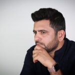 Ashok H Choudhury Instagram - झूँठ वाले कहीं से कहीं बढ़ गए ओर में था की सच बोलता रह गया आँधियों के इरादे तो अच्छे ना थे ये दीया जाने कैसे जलते हुए रह गया #Jajgeet