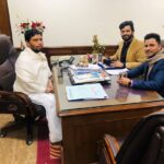 Ashok H Choudhury Instagram - क्या देश में एक व्यापारी को सम्मान नही मिलना चाहिए जो हर महीने टैक्स भरता है रोज़गार सर्जन करता है??? पता नही व्यापार ओर व्यापारी को अलग ही नज़र से क्यों देखा जाता है पर याद रहे देश की अर्थव्यवस्था उसी पर निर्भर करती है। दो महीने व्यापार बंद हुआ तो सरकारी अफ़सरों की तनख़्वाह कट गयी ओर थोड़ा ओर बंद रहता तों नेता भी साइकल से से संसद जाने लगते थे। छोटे छोटे व्यापारीयो के टेक्ष के पैसे को बहुत सोच समझकर बाँटना चाहिए ,जिनके पास हज़ारों क्विंटल अनाज पड़ा है वो भी राशन की क़तार में पाँच किलो अनाज के लिए खड़ा है ? ओर कम से कम नीति बनाने से पहले जिसके पैसे से बाँट रहे हो उसके बारे में तो ज़रूर सोचना चाहिए । आज एक छोटी दुकान से लेकर फेक्टरी चलाने वाले सभी वर्ग ओर क्षेत्र के लोग ज़िंदगी भर टेक्ष भरते है अगर व्यापारी इस दुनियाँ में नही रहा या उसका धंधा या फ़ैक्टरी बंद हो गयी तो सरकार से उसको ना अनाज मिलेता है ओर ना ही बूढ़े माँ बाप की दवा ओर ना बच्चों की पढ़ाई क्योंकि वो तो ग़रीबी रेखा के अंदर आता ही नही है । कोरोंना के दौरान में जिसके पैसे से आप अनाज बाँट रहे हो उसका क्या ।दो महीने का ईएमआइ तो दूर बेंक का ब्याज तक नही छोड़ा ?? अब देखो बाबा रामदेव योग ने के द्वारा करोड़ों लोगों का जीवन बदला ओर पतंजलि के द्वारा लाखों किसानों ओर यूवाँओं को रोज़गार दिया तो बाबा व्यापारी बन गया ।व्यापारी होना गुनाह है क्या ।आज पतंजलि एक लाख स्टोर है इसी की जगह वालमार्ट के होते ओर चीन का माल बिकता तो चलता था क्या ? लॉकडाउन में कौनसे बड़े मॉल काम में आए ? छोटी दुकान वाले ने भूखे मरने से बचाया। आज पतंजलि ने कई मल्टीनेशनल कम्पनीयों को ठिकाने लगायाहै ।योग आयुर्वेद को भारत पूरी दुनियाँ को दे रहा है ।पर कुछ मल्टीनेशनल एजेंटस है जो इसका विरोध कर रहे है । कहानी का सार - 👉सरकार को मध्यम वर्ग के लिए कुछ अच्छा सहयोग करना चाहिए इस मुश्किल समय में वो क्या -क्या सम्भलेगा तनख़्वाह दे ,टेक्ष भरे या बैंक का ब्याज ! 👉 एक टैक्सपेयर को उसके भरे हुए टैक्स के पैसे के अनुसार सरकार के द्वारा उसकी रीटायरमेंट पेन्शन मिलनी चाहिए ।जो जितना टैक्स भरेगा उसकी पेंन्सन उतनी। इससे ज़्यादा लोग टेक्ष भरेंगे ,बुढ़ापे में माँ बाप को गिडगिडाना नही पड़ेगा । 👉व्यापारियों को सम्मान की दृष्टि से देखा जाना चाहिए ओर भले ना वो बड़ा सरकारी अधिकारी हो या नेता कोई भी हो। व्यापारी की हर समस्या का समाधान इज्जत ओर सलीके के साथ ही करना चाहिए वो कोई अपराधी नही है एक व्यापारी भी इस देश का सैनिक ही है क्योंकि सैनिक की तख़्नवाह उसी