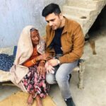 Ashok H Choudhury Instagram - ‪ बेटा एक वो पीढ़ी थी, जो "इकट्ठा‬ ‪ रहने" के लिये जीती थी एक ये पीढ़ी है, जो "इकट्ठा‬ ‪ करने" के लिये जी रही है।‬ ‪ एक वो पीढ़ी थी जो बाँटकर जीती चाहती थी l बँटकर जीना चाहती है। एक वो पीढ़ी जो चैन से सोती थी ओर एक ये पीढ़ी जो सोने की चैन पहन के भी नही सो पाती अपमान करना किसी के स्वाभाव में हो सकता है पर सम्मान करना हमारे संस्कार में होना चाहिए ‪‬