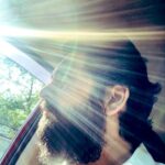Ashok H Choudhury Instagram - एक आदमी एक रात एक झोपड़े में बैठ कर, छोटे से दीये को जला कर कोई शास्त्र पढ़ता रहा था। फिर आधी रात गए थक गया, फूंक मार कर दीया बुझा दिया। और तब बड़ा हैरान हो गया! जब तक दीया जल रहा था, पूर्णिमा का चांद बाहर ही खड़ा रहा, भीतर न आया। जब दीया बुझ गया, उसकी धीमी सी टिमटिमाती लौ खो गई, तो चांद की किरणें भीतर भर आईं। द्वार-द्वार, खिड़की-खिड़की, रंध्र-रंध्र से चांद भीतर नाचने लगा। वह आदमी बहुत हैरान हो गया! उसने कहा कि एक छोटा सा दीया, इतने बड़े चांद को बाहर रोके रहा? हम भी बहुत छोटे-छोटे दीये जलाए हैं अपने अहंकार के, मैं के, उनकी वजह से परमात्मा का चांद बाहर ही खड़ा रह जाता है। समाधि का अर्थ है: फूंको और बुझा दो इस दीये को, हो जाने दो अंधेरा। मिटा दो यह ज्योति जिसे समझा है मैं, और तत्काल चारों तरफ से वह आ जाता है, सब तरफ से आ जाता है, जो हमारे इस छोटे से अहंकार ने, मैं ने रोक रखा है।#waahzindagi