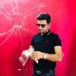 Ashok H Choudhury Instagram – चेहरे ही मुखोटे है मुखोंटे ही तो चेहरे है,
अंदर का राम जला दिया कैसे बड़े दशहरे है,
अपने ही आत्मा की आवाज़ हम सुन ना पाएँ पूर्ण
रूप बहरे है, मन की नदी उफान पा न सकें हम
दिखते कितने गहरे है,
मुखोटे कोई उतार ना ले लगा दिए लाखों पहरे है,
बदलते चेहरों के बीच अपने असली चेहरों को भूल
मत जाना वरना बाद में सिर्फ़ अंधेरे है,थोड़े में जी लो ,थोड़ा सा जी लो थोड़े से ही बचे सवेरे है ।
चेहरे ही मुखोटे है मुखोटे ही तो चेहरे है।#WaahZindagi painting  @roscozeus @pc @fanaaruh