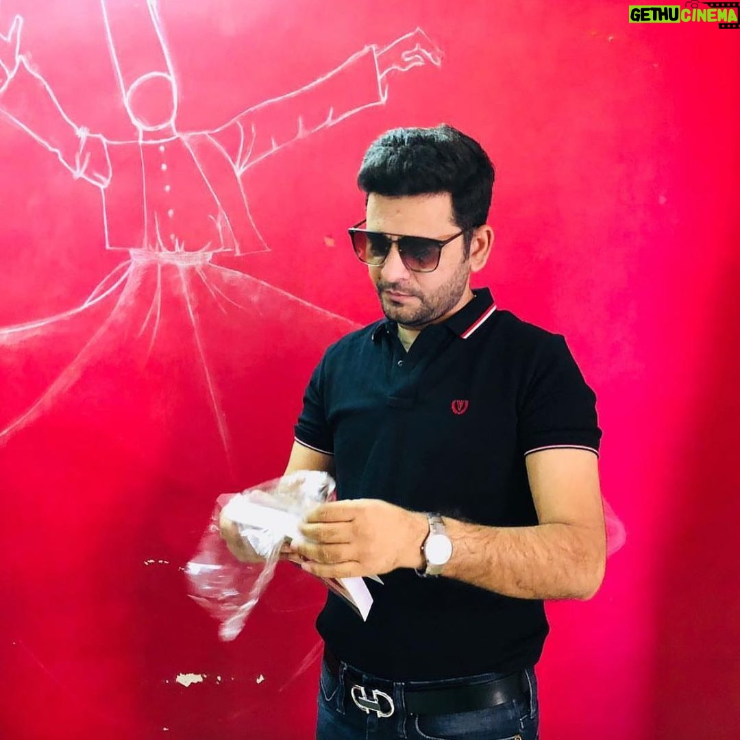 Ashok H Choudhury Instagram - चेहरे ही मुखोटे है मुखोंटे ही तो चेहरे है, अंदर का राम जला दिया कैसे बड़े दशहरे है, अपने ही आत्मा की आवाज़ हम सुन ना पाएँ पूर्ण रूप बहरे है, मन की नदी उफान पा न सकें हम दिखते कितने गहरे है, मुखोटे कोई उतार ना ले लगा दिए लाखों पहरे है, बदलते चेहरों के बीच अपने असली चेहरों को भूल मत जाना वरना बाद में सिर्फ़ अंधेरे है,थोड़े में जी लो ,थोड़ा सा जी लो थोड़े से ही बचे सवेरे है । चेहरे ही मुखोटे है मुखोटे ही तो चेहरे है।#WaahZindagi painting @roscozeus @pc @fanaaruh