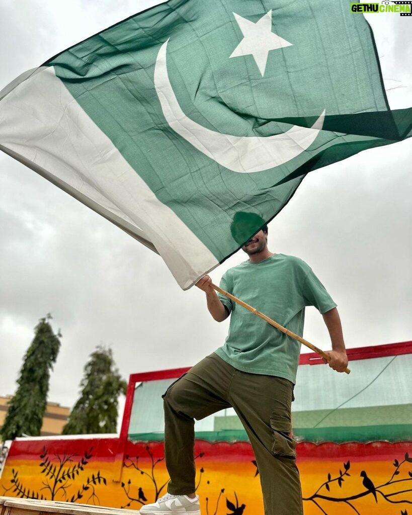 Asim Azhar Instagram - Dil dil Pakistan, jaan jaan Pakistan, humesha 💚 Happy Independence Day to all my Pakistani’s 🇵🇰 #jashneazadimubarak #14thAugust