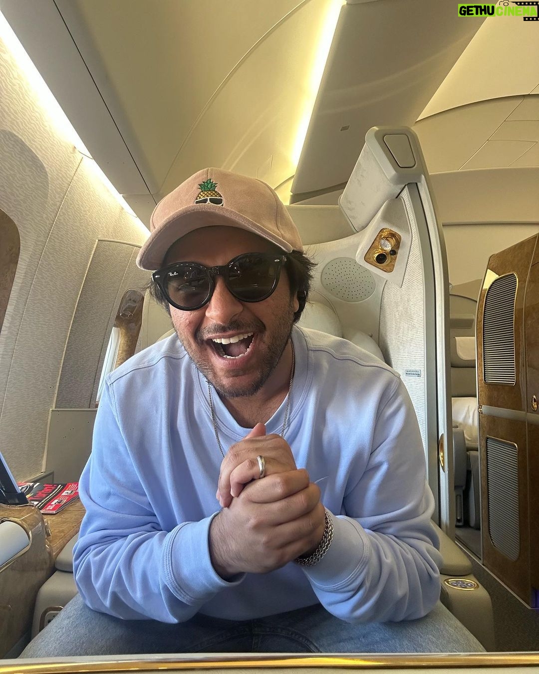 Asim Azhar Instagram - Ghar anay ki khushi 🥹💗😭🇵🇰 Seattle-Tacoma International Airport