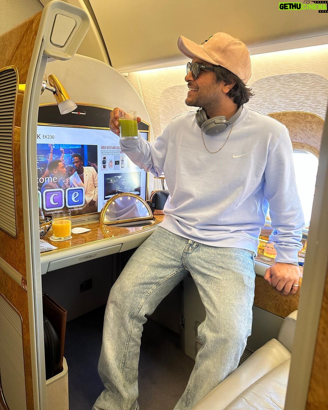 Asim Azhar Instagram - Ghar anay ki khushi 🥹💗ðŸ˜ðŸ‡µðŸ‡° Seattle-Tacoma International Airport