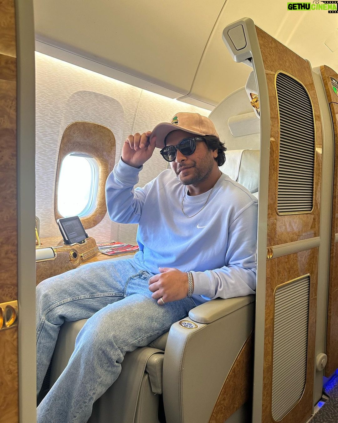 Asim Azhar Instagram - Ghar anay ki khushi 🥹💗ðŸ˜ðŸ‡µðŸ‡° Seattle-Tacoma International Airport