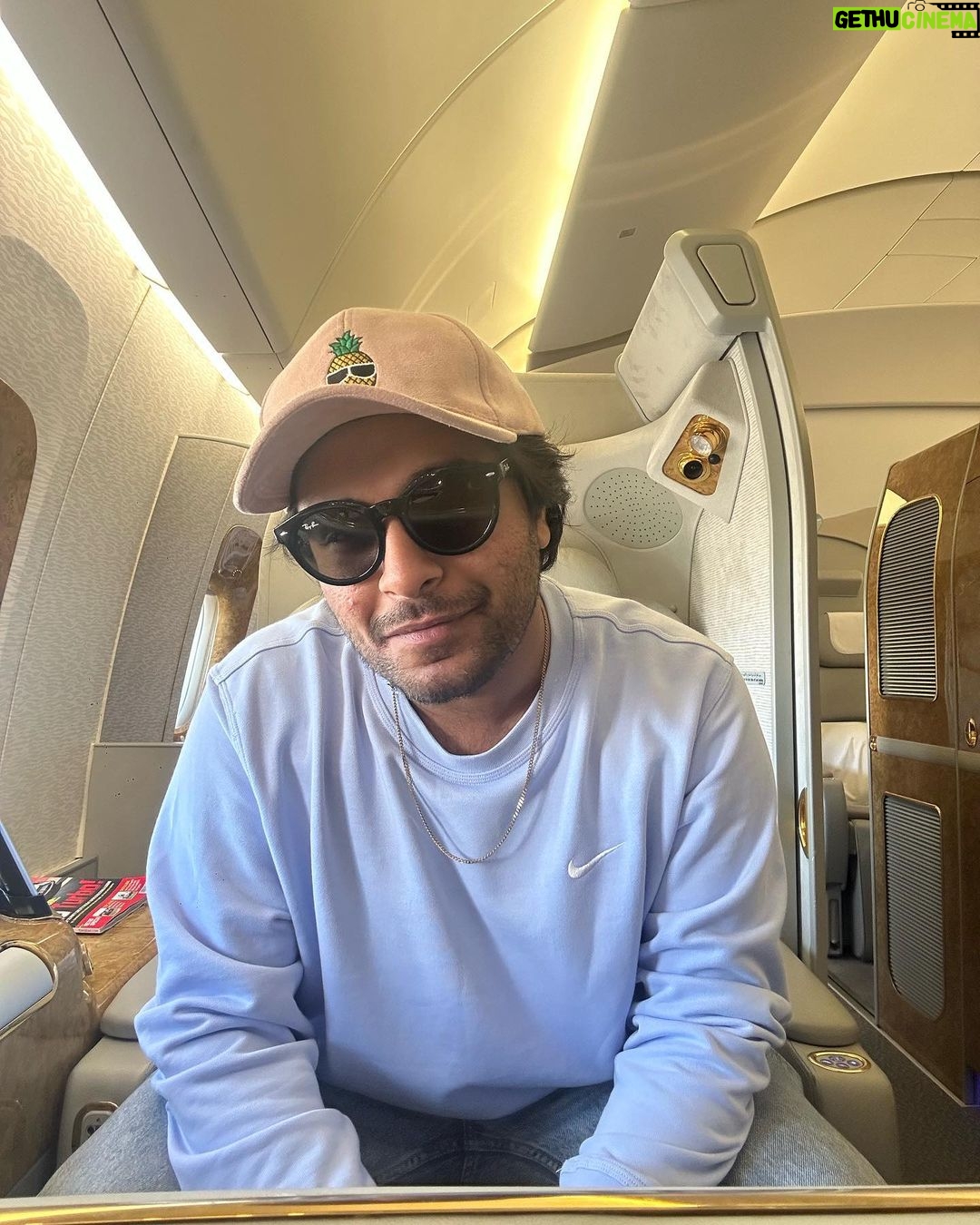 Asim Azhar Instagram - Ghar anay ki khushi 🥹💗ðŸ˜ðŸ‡µðŸ‡° Seattle-Tacoma International Airport