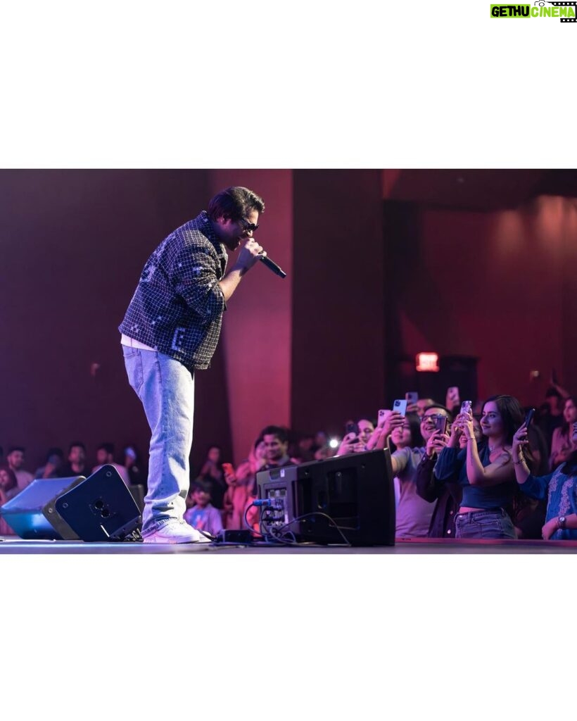 Asim Azhar Instagram - WHAT. A. WEEKEND. 🔥🔥🔥🔥🔥🇺🇸💗🇵🇰 houston & dallas i love u guys so much. back to back sold out shows. bohaaaaaaat maza aya yaar. 🫶🏽 Seattle, see u next! Aur phir ghar 🥹 #ustour Houston, Texas, USA