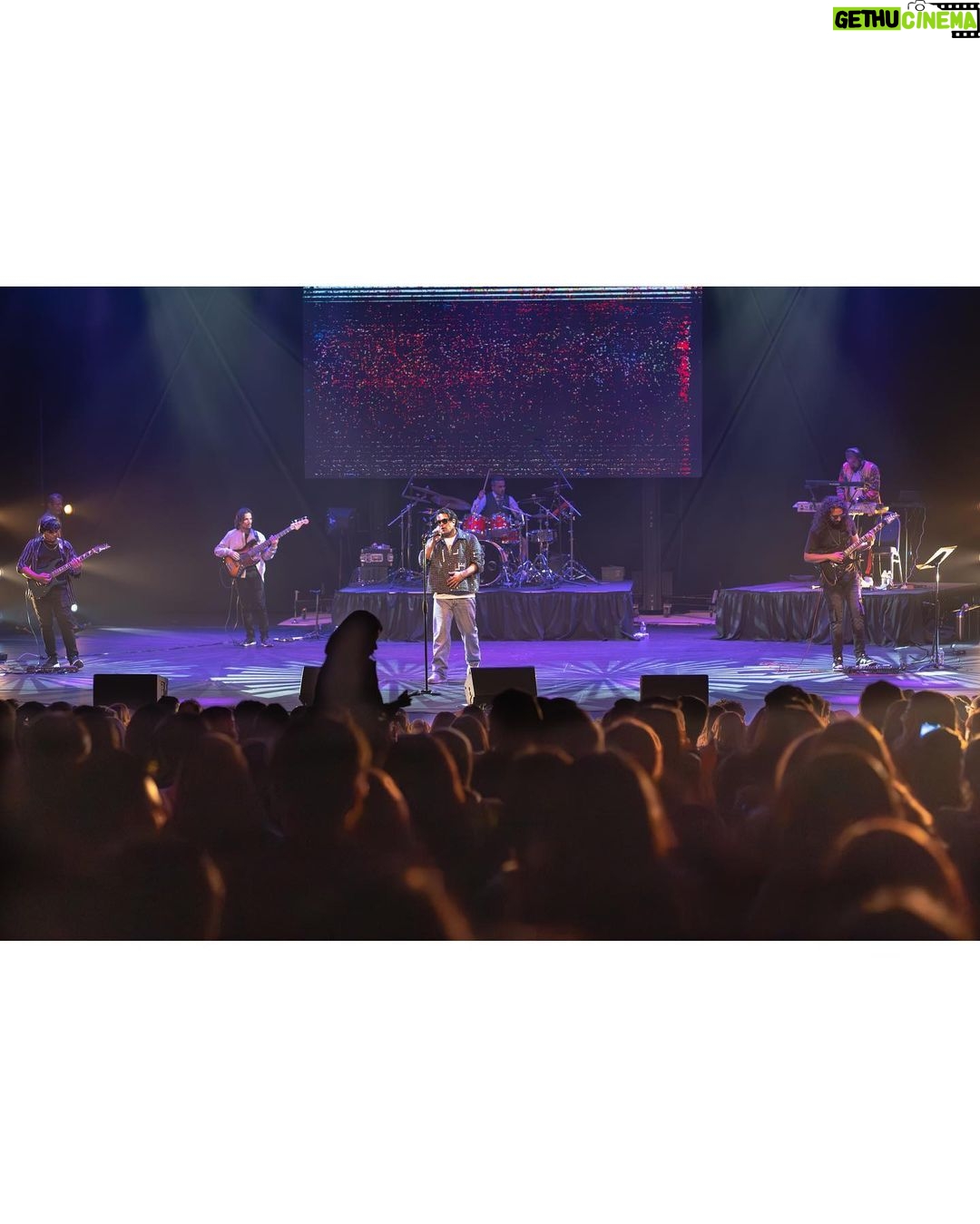 Asim Azhar Instagram - WHAT. A. WEEKEND. π₯π₯π₯π₯π₯πΊπΈππ΅π° houston & dallas i love u guys so much. back to back sold out shows. bohaaaaaaat maza aya yaar. π«Άπ½ Seattle, see u next! Aur phir ghar π₯Ή #ustour Houston, Texas, USA