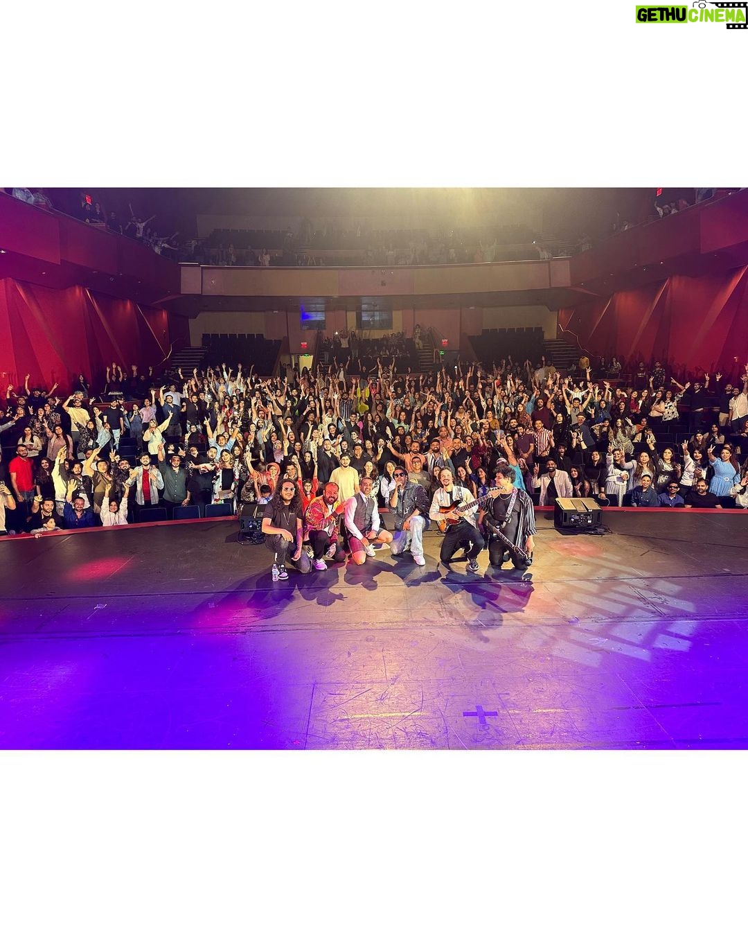 Asim Azhar Instagram - WHAT. A. WEEKEND. π₯π₯π₯π₯π₯πΊπΈππ΅π° houston & dallas i love u guys so much. back to back sold out shows. bohaaaaaaat maza aya yaar. π«Άπ½ Seattle, see u next! Aur phir ghar π₯Ή #ustour Houston, Texas, USA