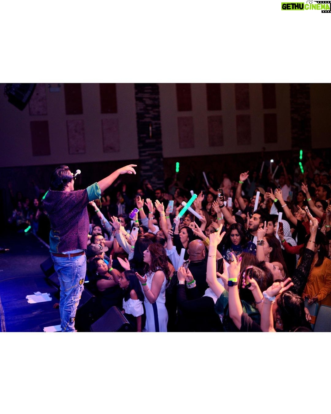 Asim Azhar Instagram - WHAT. A. WEEKEND. π₯π₯π₯π₯π₯πΊπΈππ΅π° houston & dallas i love u guys so much. back to back sold out shows. bohaaaaaaat maza aya yaar. π«Άπ½ Seattle, see u next! Aur phir ghar π₯Ή #ustour Houston, Texas, USA