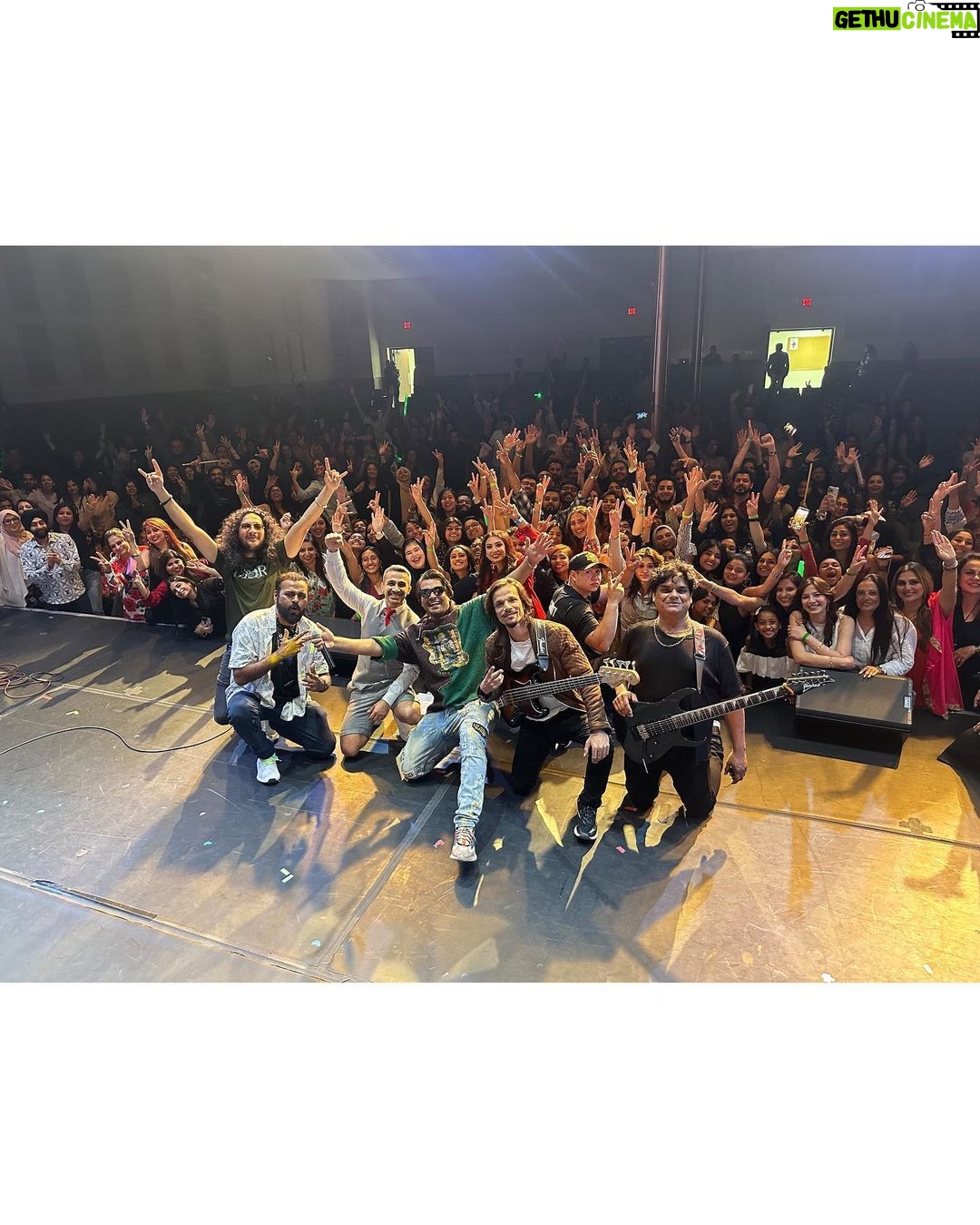 Asim Azhar Instagram - WHAT. A. WEEKEND. π₯π₯π₯π₯π₯πΊπΈππ΅π° houston & dallas i love u guys so much. back to back sold out shows. bohaaaaaaat maza aya yaar. π«Άπ½ Seattle, see u next! Aur phir ghar π₯Ή #ustour Houston, Texas, USA