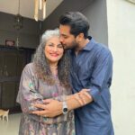 Asim Azhar Instagram - Aaj meri ama ki saalgirah hai 💖 aap jiyo hazaro saal aameen